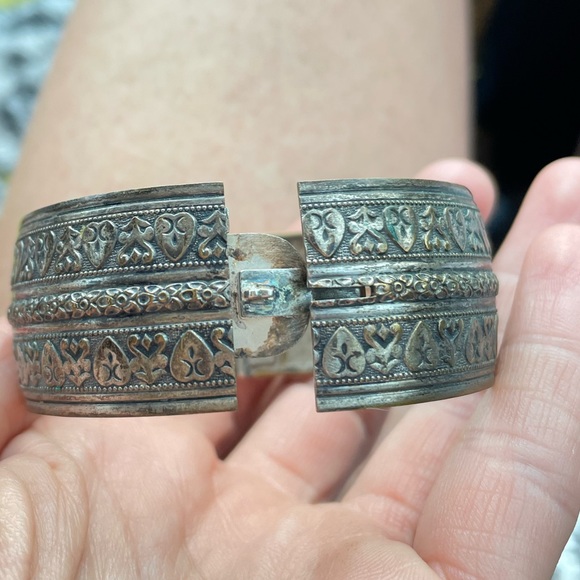 Antique ethnic hinged bracelet - Picture 5 of 6